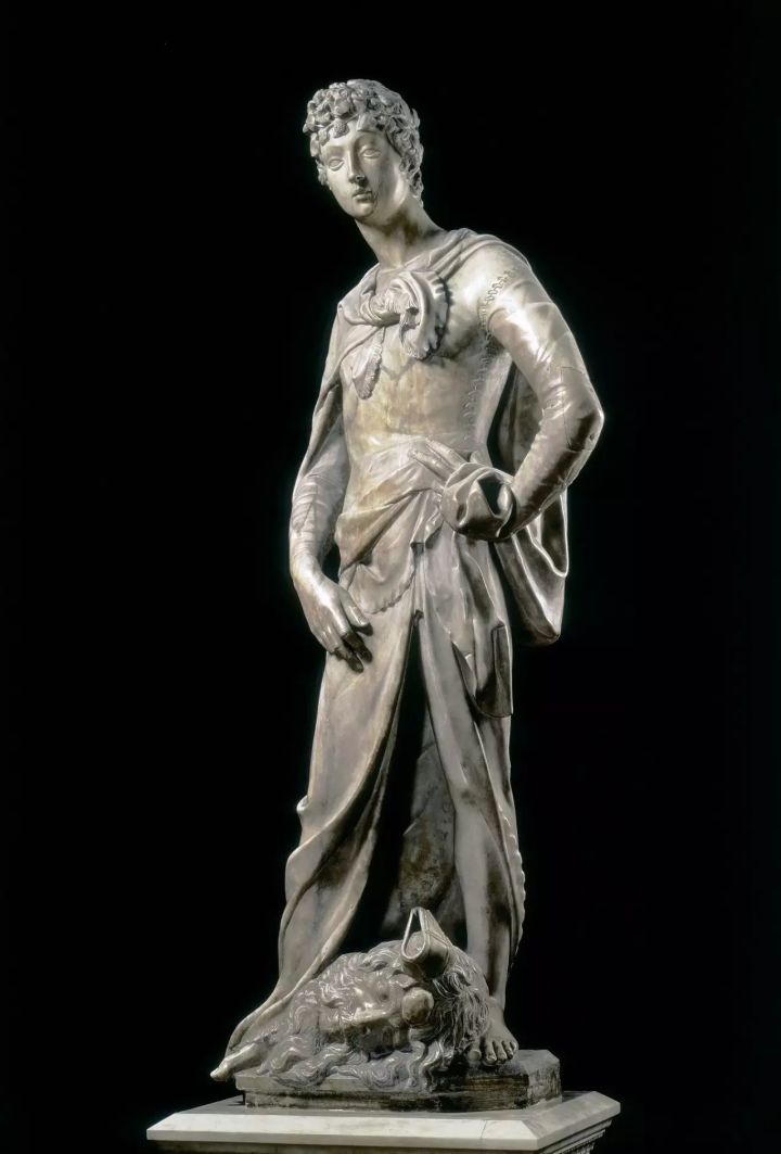 多纳泰罗的另一件作品青铜雕塑《大卫》