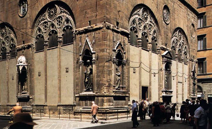 佛罗伦萨-圣额弥尔教堂，外墙壁龛14座圣人雕像，多纳泰罗)的《圣乔治》为其中之一