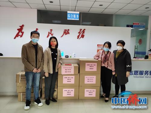 王伟淑发动企业为演武社区捐赠抗疫物资及善款。　思明区侨联供图