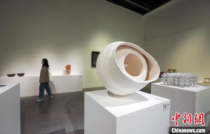 展览中的作品注重陶瓷材料语言的创新及艺术本体语言表达 范玉 摄