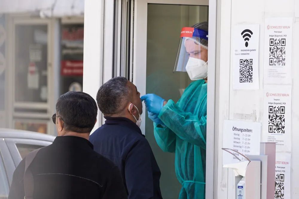 2022年3月24日，在德国首都柏林，一名新冠病毒检测站的工作人员为一名男子检测。（新华社发）