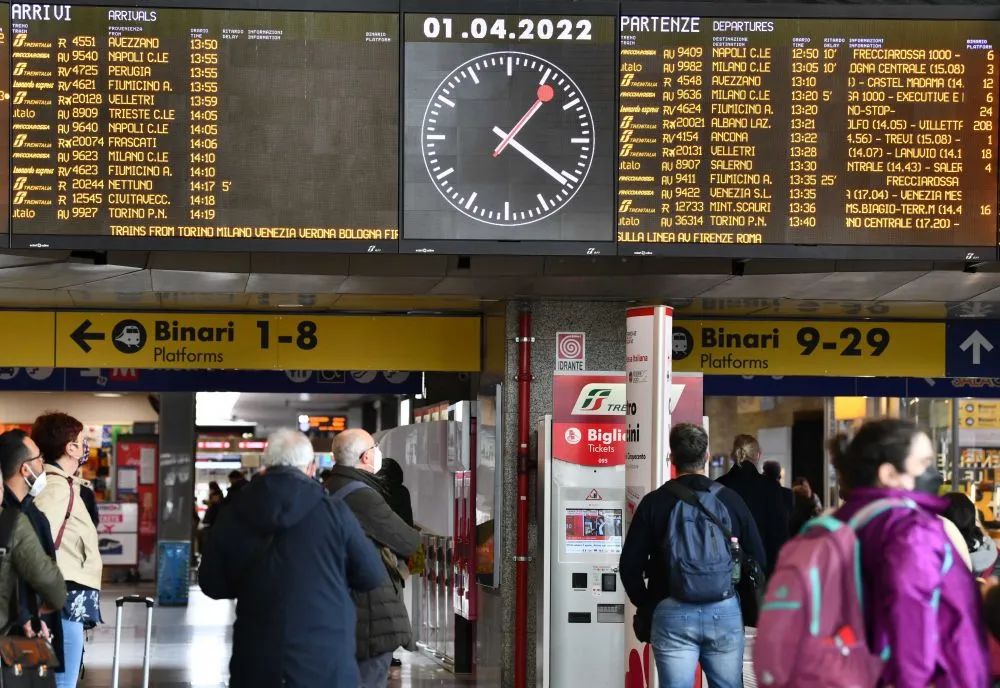 2022年4月1日，旅客在意大利罗马特米尼火车站了解列车信息。（新华社记者金马梦妮摄）