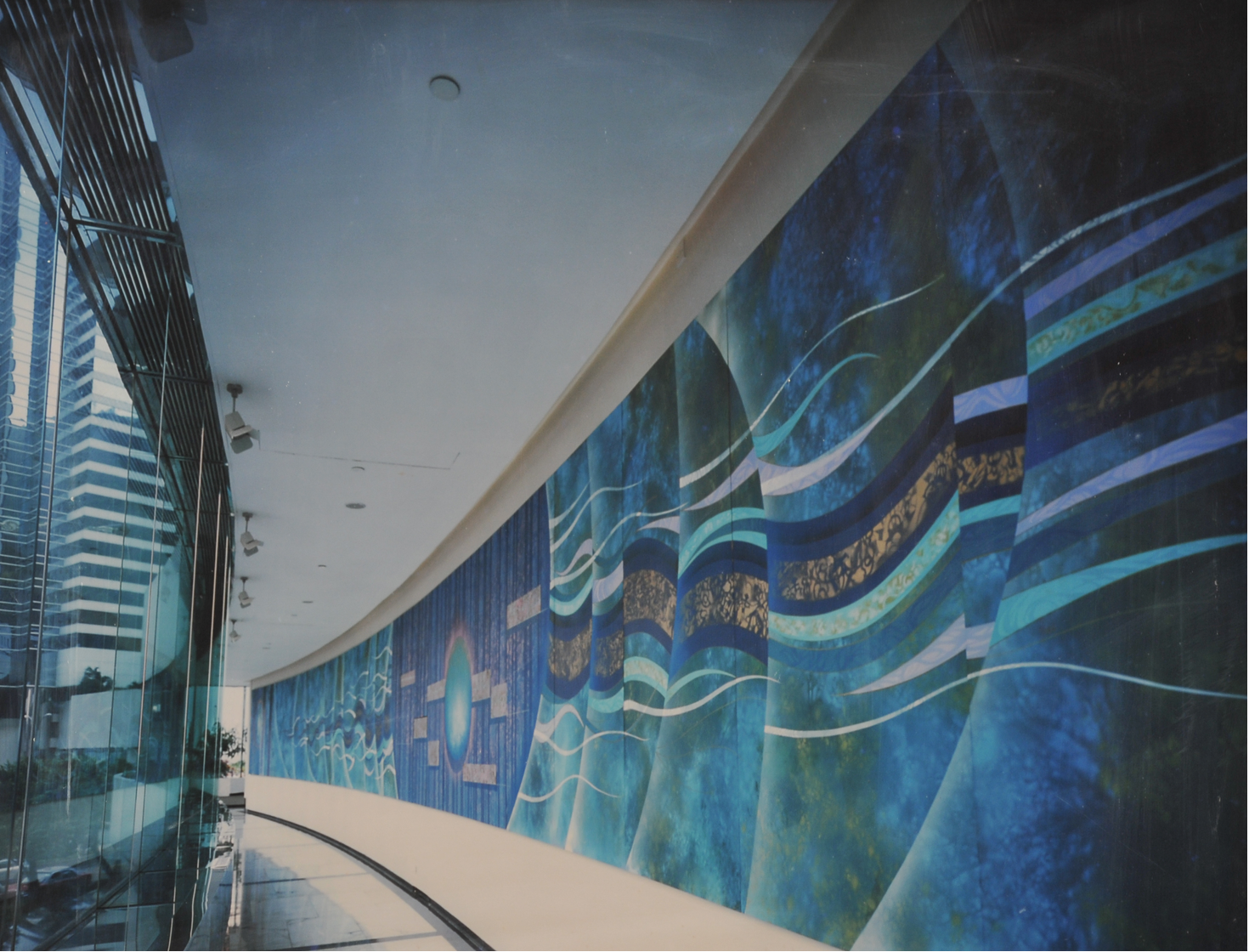 摄于港岛金钟太古广场的白赖恩· 陶布力壁画《蓝》，摄影：Frank Fishbeck