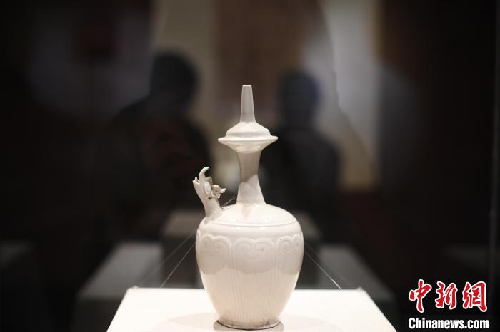 展览展出五代至北宋时期的定窑白釉刻莲纹龙首净瓶 。陈楚红 摄 陈楚红 摄