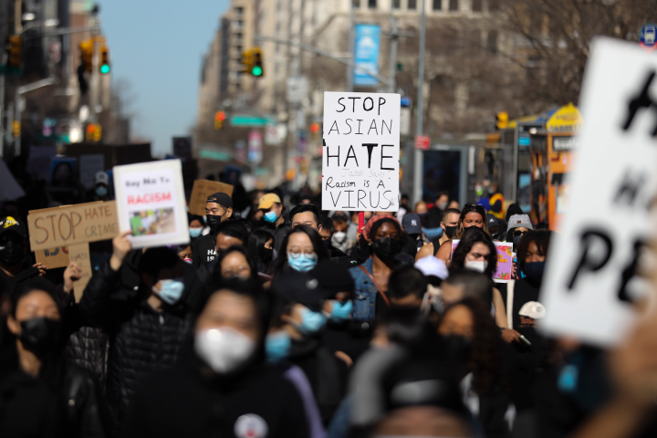 2021年3月21日，在美国纽约，人们集会抗议针对亚裔的歧视行为和仇恨犯罪。新华社记者王迎摄