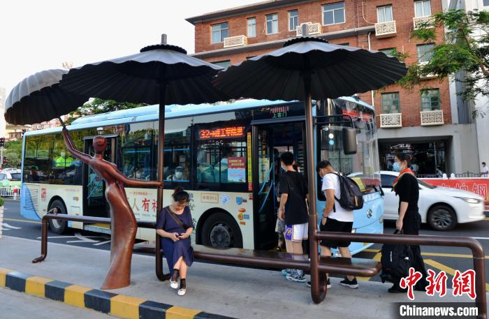 图为7月11日，福建厦门，市民在洋溢着复古韵味的公交站候车。　张斌 摄