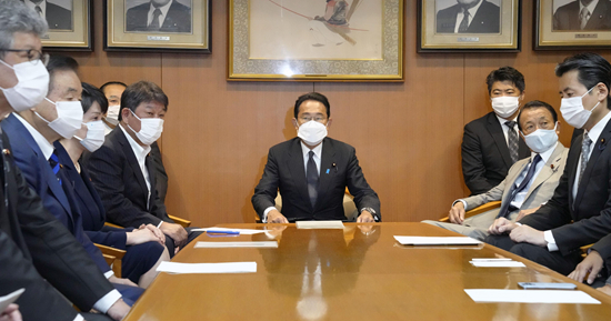 7月11日，日本首相岸田文雄出席自民党党内高层会议。视觉中国供图