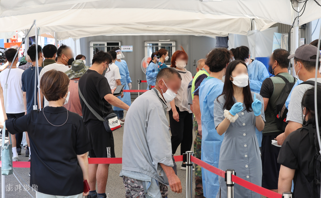 7月25日，韩国首尔民众排队做核酸检测。