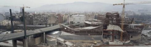 正在建造中的毕尔巴鄂古根海姆博物馆。© FMGB Guggenheim Bilbao Museoa