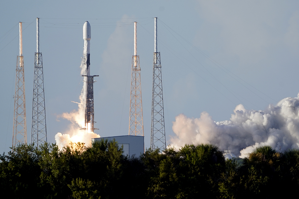 当地时间2022年8月4日，美国佛罗里达州，韩国首个月球探测器“Danuri”号搭乘美国太空探索技术公司的“猎鹰9”火箭在40号发射场发射升空。 视觉中国 图