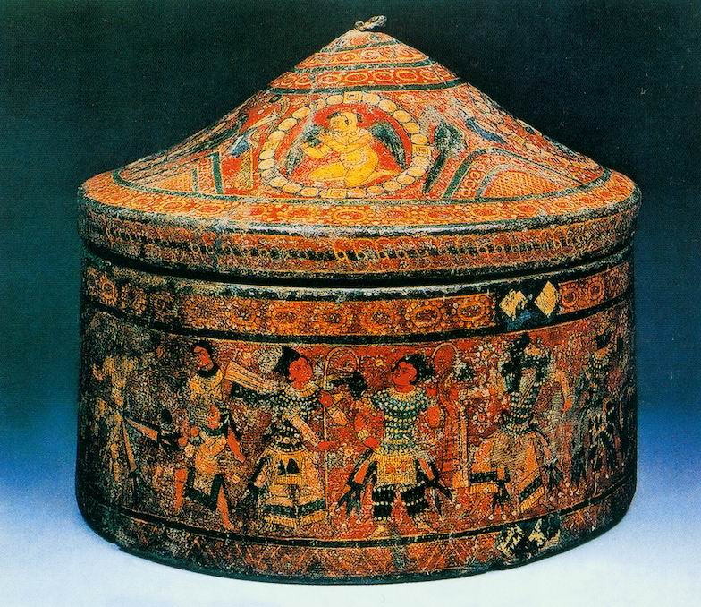 图2 库车苏巴什佛寺出土7世纪木制舍利盒 (1) 日本藏