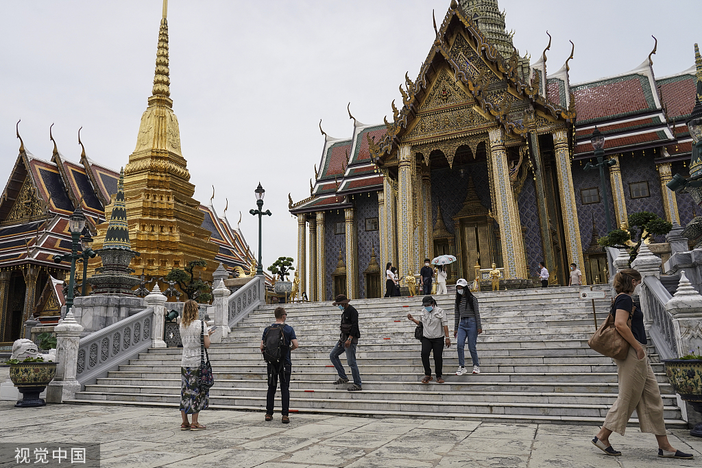 当地时间2022年5月1日，泰国曼谷，游客参观玉佛寺。视觉中国 图