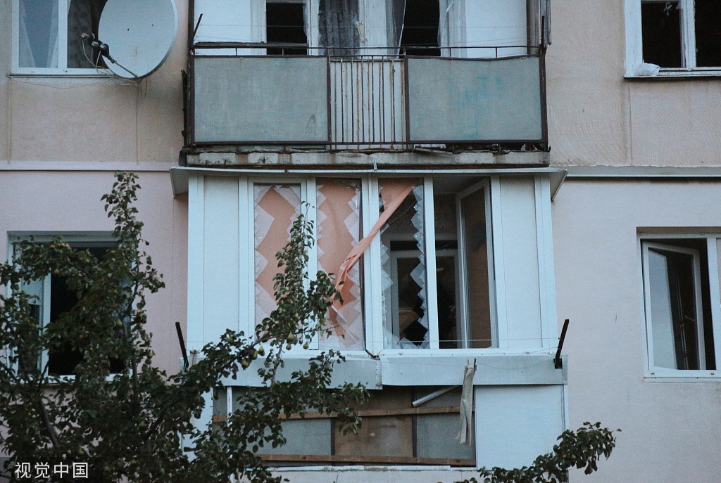 当地时间2022年8月9日，克里米亚新费多罗夫卡地区，居民区附近的萨基机场，几枚航空弹药发生爆炸。居民楼窗户被炸裂。视觉中国 图