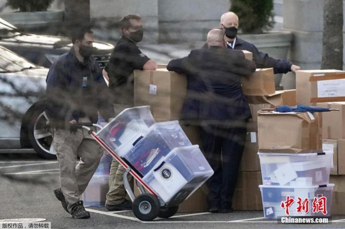 资料图：2021年1月14日，特朗普败选后，白宫艾森豪威尔行政办公大楼内一批箱子被运走。