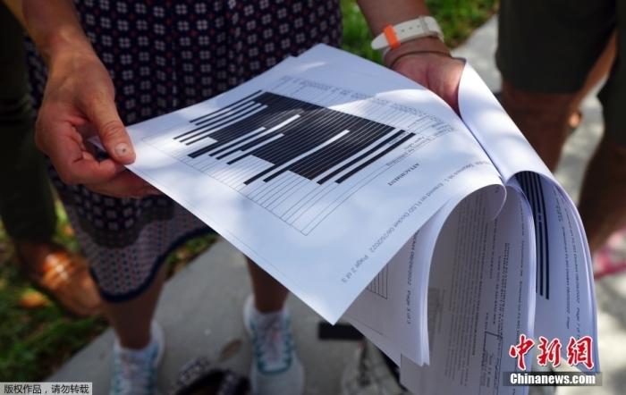 美国司法部8月26日公布FBI申请搜查海湖庄园时书面证词的部分内容。文件多页几乎被完全涂黑。