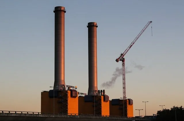 欧洲此前并未想到面临巨大的能源安全问题。图为2021年10月，德国首都柏林拍摄的一座正在拆除烟囱的热电厂。新华社