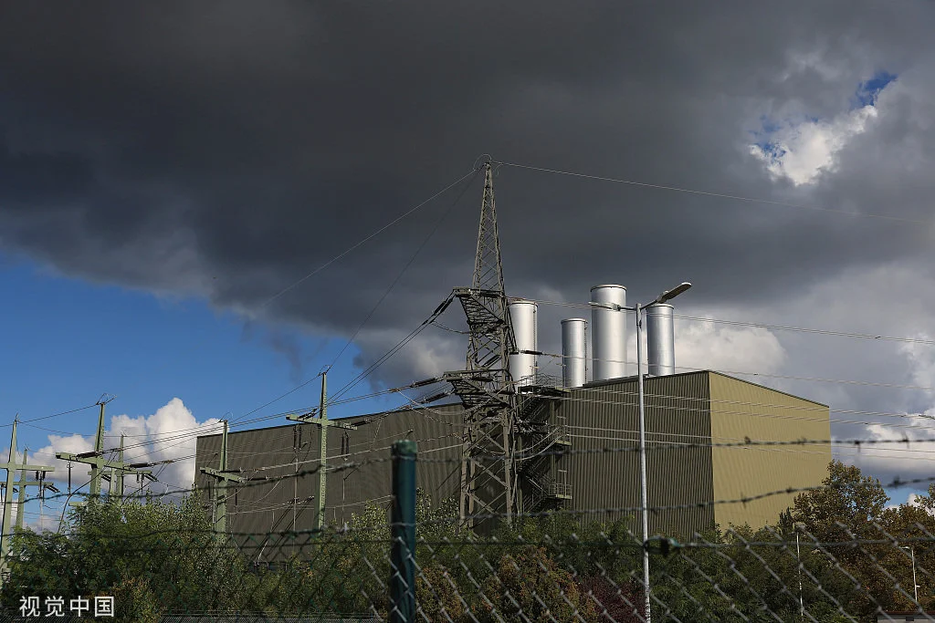 9月21日，德国勃兰登堡州，Uniper SE运营的Kirchmoeser天然气发电厂旁边的一座电力塔。德国将把Uniper收归国有。（视觉中国）