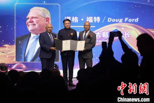 中国侨网加拿大安大略省省议员柯文彬（右）、白必勤（左）代表省长向多伦多华联总会主席翁国宁颁授抗疫贡献奖状。　余瑞冬　摄