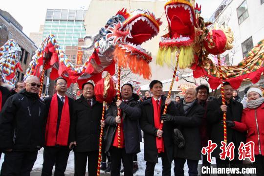 中国驻蒙特利尔总领事戴玉明(左四)与当地侨界社团代表出席第七届蒙特利尔欢乐春节庙会开幕式。　蒙特利尔欢乐春节庙会筹委会供图