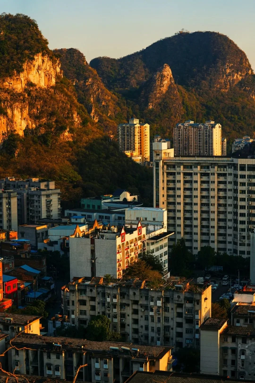 鱼峰山，柳州市区东南部的鱼峰区就以平地拔起的鱼峰山得名