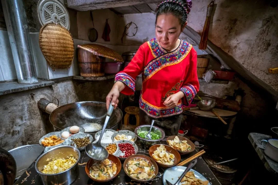 传承着恩施传统美食的手艺人，图1为豆皮制作过程，图二为油茶汤。