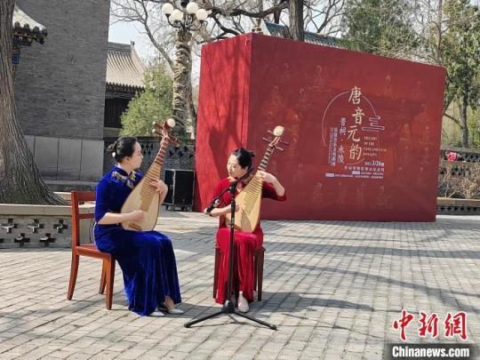 晋祠博物馆讲解员化身乐伎，为游客表演琵琶二重奏《龙船》。　高雨晴 摄