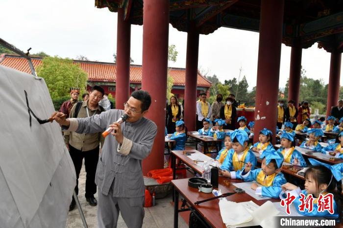 27日还举行了“学童启蒙开笔礼”等传统文化活动。　吕明 摄