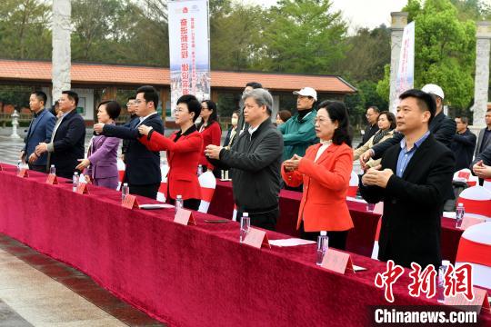 中国侨网海外华文媒体代表等嘉宾在长泰文庙向孔子塑像行尊师礼。　吕明　摄