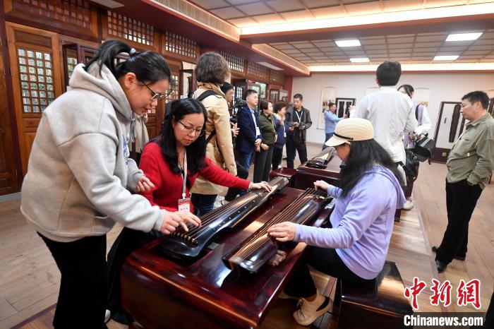 海外华文媒体代表探访龙人古琴文化村，了解古琴制作技艺等。　吕明 摄