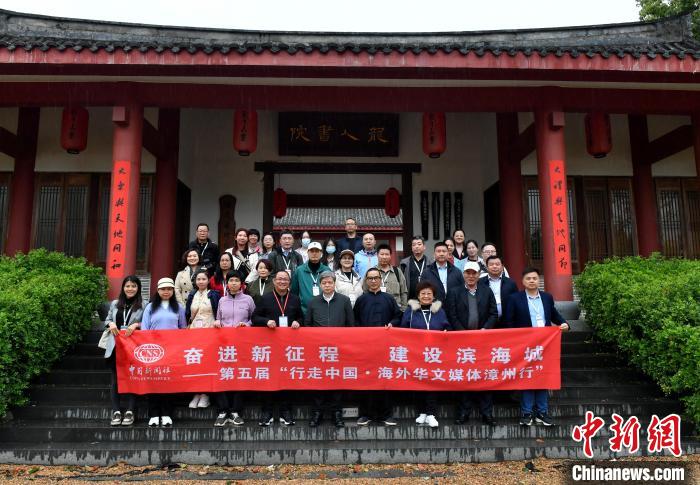 17个国家22家海外华文媒体代表，在龙人书院前合影留念。　吕明 摄