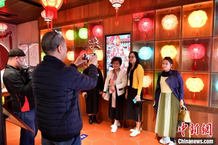 海外华文媒体代表参访漳州灯谜艺术博物馆。　吕明 摄