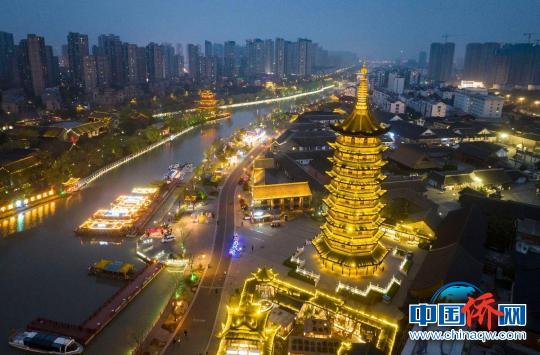 中国侨网大运河淮安里运河文化长廊流光溢彩。　泱波　摄
