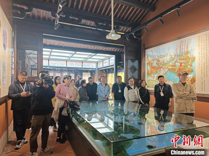 海外华文媒体代表参访月港海丝馆。　廖珍妹 摄