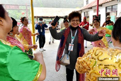 中国侨网印度尼西亚《国际日报》执行社长张春梅（中）与印尼归侨欢乐互动。　吕明　摄