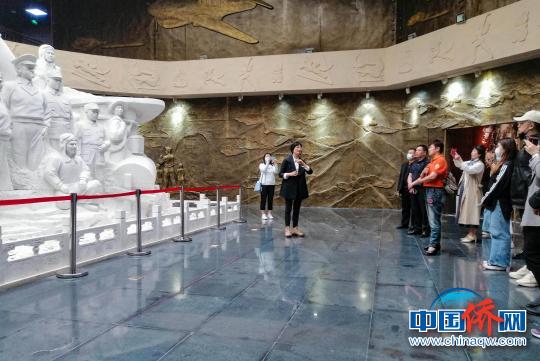 采访团在桂林秧塘机场飞虎队遗址纪念馆参观。　陆汉宝 摄
