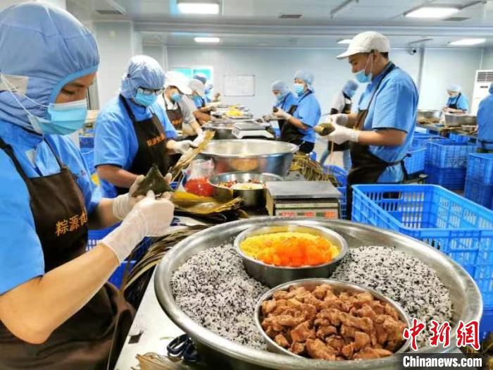 近日，恩平市粽源食品有限公司的工人们在忙着赶制“恩平裹粽” 李晓春 摄