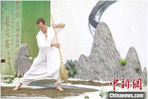 图为《信阳毛尖·茶舞》沉浸式艺术表演。　信阳市委宣传部供图