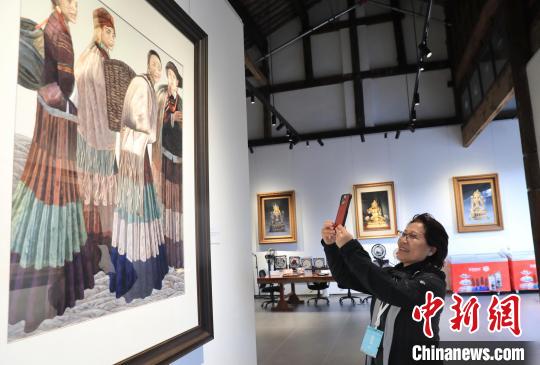 一位海外华媒代表在建昌古城内的一家博物馆观看尚未完成的蜀绣作品。　王磊 摄