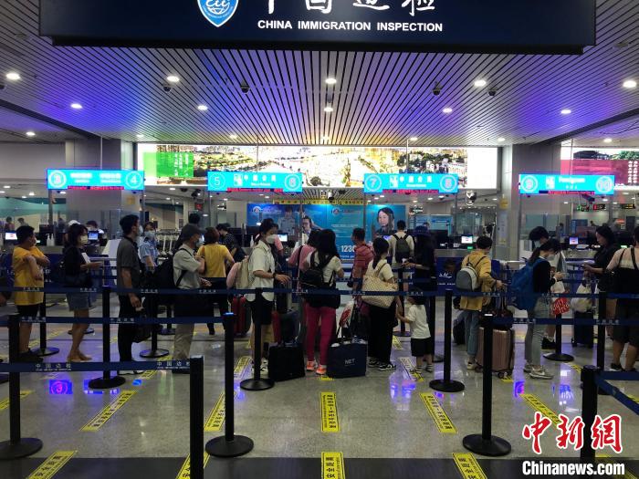 6月22日，在福州长乐国际机场入境大厅，厦门边检总站福州机场边检站为入境旅客办理通关手续 。　林帆 摄