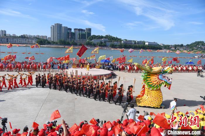 巨龙头亮相活动现场。　杨华峰 摄