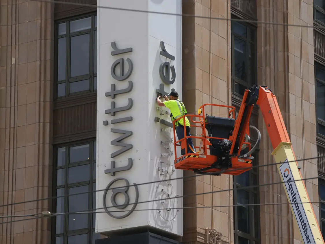 工人们开始拆除推特标志