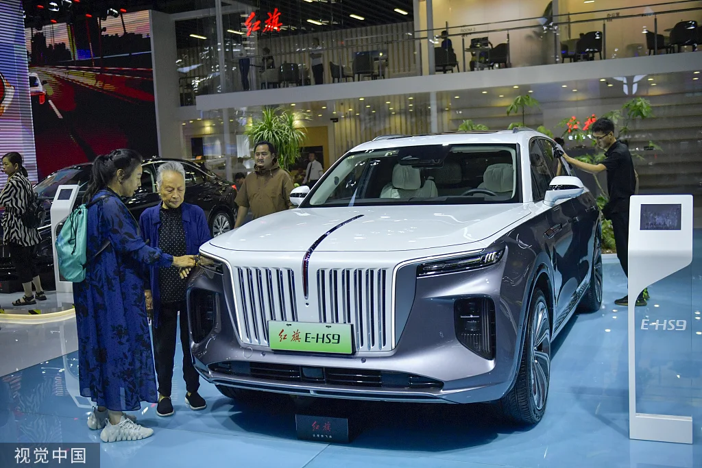 2023年8月29日，成都举行第二十六届成都国际汽车展览会，红旗一款纯电动大型SUV吸引参观者。（中新社记者 刘忠俊 摄）