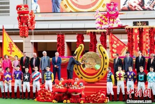 中国侨网图为香港赛马会主席利子厚在开锣仪式上鸣锣。 中新网记者 侯宇 摄