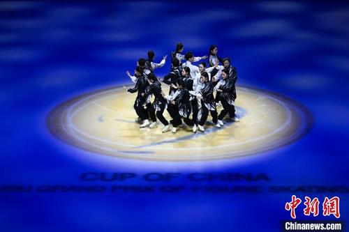 中国侨网2023中国杯世界花样滑冰大奖赛表演滑在重庆华熙文化体育中心举行。中新网记者 何蓬磊 摄