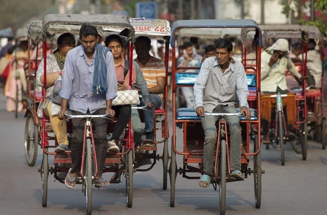 人力三轮车夫在印度新德里的一处市场载客。新华社资料