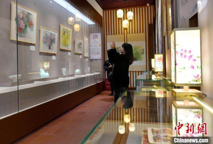 中国侨网图为嘉宾参观展览。中新网记者 吕明 摄