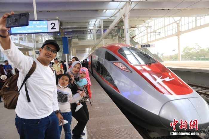 10月17日，印尼雅加达至万隆高速铁路正式开通运营。这一列红色涂装的高铁，标志着印尼迈入高铁时代，中印尼共建“一带一路”取得重大标志性成果。<a target='_blank'  data-cke-saved-href='/' href='/'>中新社</a>记者 李志全 摄