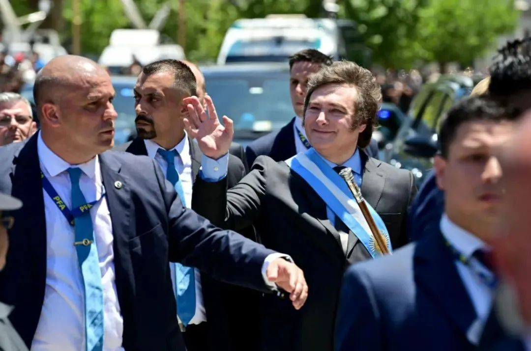 ▲阿根廷新总统米莱（中右）。图/新华社