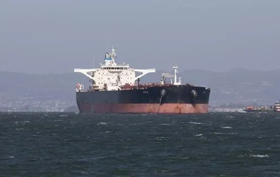 ▲2020年4月26日，一艘油轮停泊在美国加州旧金山湾区水域。图/新华社