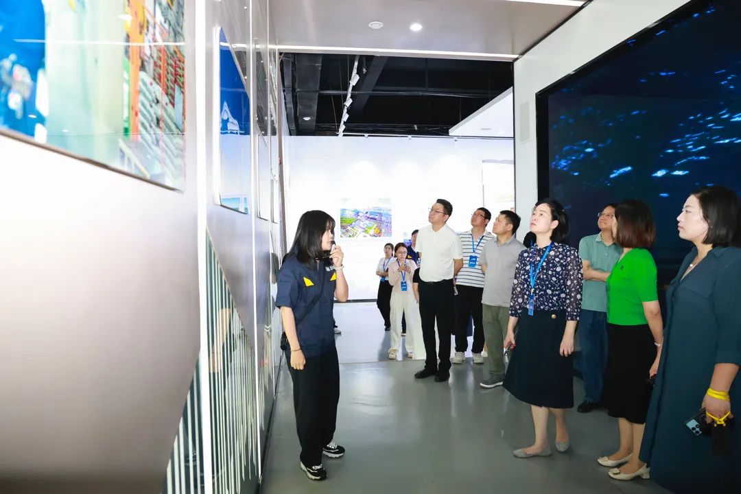 参观展厅.jpeg